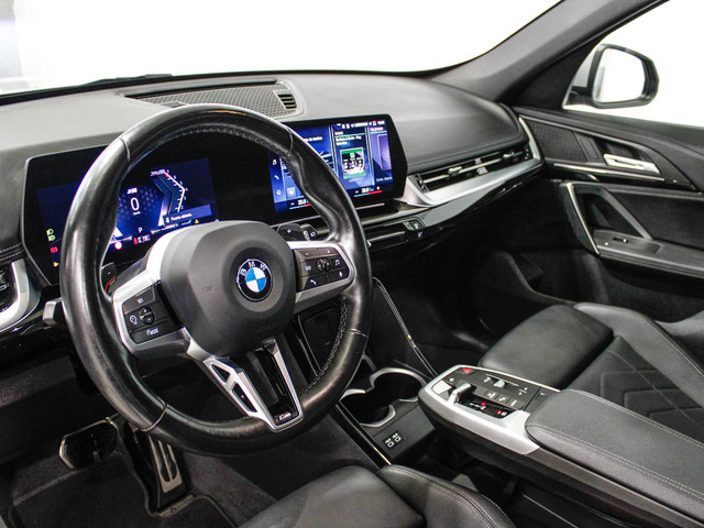 BMW X1 sDrive18i color Gris Plata. Año 2023. 100KW(136CV). Gasolina. En concesionario Barcelona Premium -- GRAN VIA de Barcelona