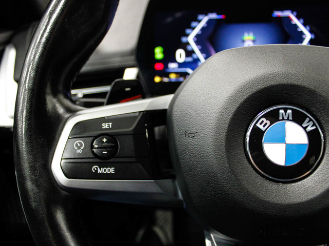 BMW X1 sDrive18i color Gris Plata. Año 2023. 100KW(136CV). Gasolina. En concesionario Barcelona Premium -- GRAN VIA de Barcelona