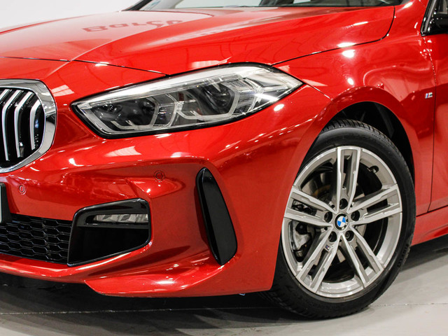 BMW Serie 1 118i color Rojo. Año 2019. 103KW(140CV). Gasolina. En concesionario Barcelona Premium -- GRAN VIA de Barcelona
