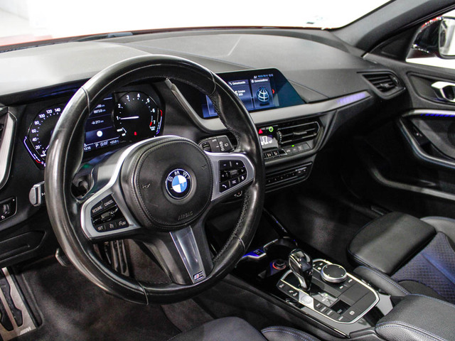 BMW Serie 1 118i color Rojo. Año 2019. 103KW(140CV). Gasolina. En concesionario Barcelona Premium -- GRAN VIA de Barcelona