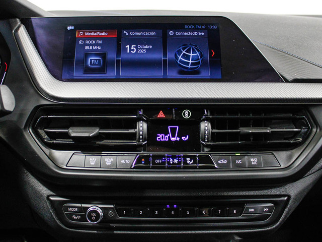 BMW Serie 1 118i color Rojo. Año 2019. 103KW(140CV). Gasolina. En concesionario Barcelona Premium -- GRAN VIA de Barcelona