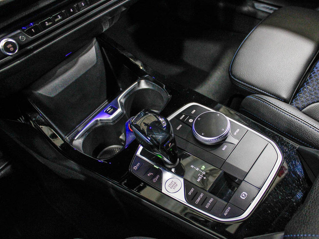 BMW Serie 1 118i color Rojo. Año 2019. 103KW(140CV). Gasolina. En concesionario Barcelona Premium -- GRAN VIA de Barcelona