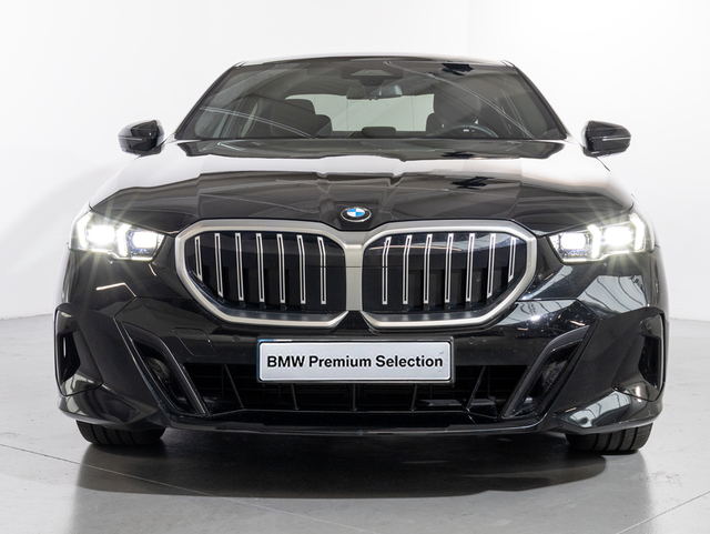 BMW Serie 5 520d color Negro. Año 2024. 145KW(197CV). Diésel. En concesionario Augusta Aragon S.A. de Zaragoza