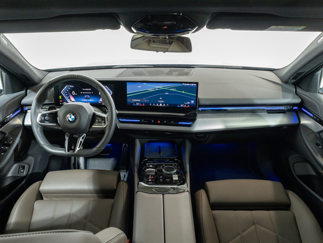 BMW Serie 5 520d color Negro. Año 2024. 145KW(197CV). Diésel. En concesionario Augusta Aragon S.A. de Zaragoza