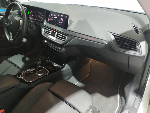 BMW Serie 2 218i Gran Coupe color Blanco. Año 2022. 103KW(140CV). Gasolina. En concesionario Hispamovil Elche de Alicante