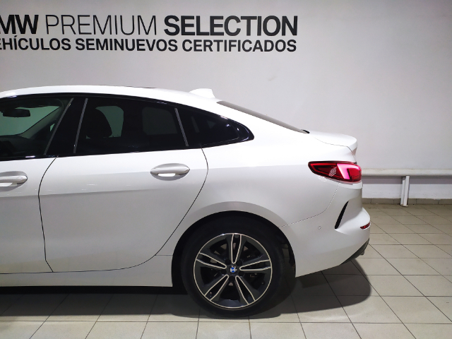 BMW Serie 2 218i Gran Coupe color Blanco. Año 2022. 103KW(140CV). Gasolina. En concesionario Hispamovil Elche de Alicante