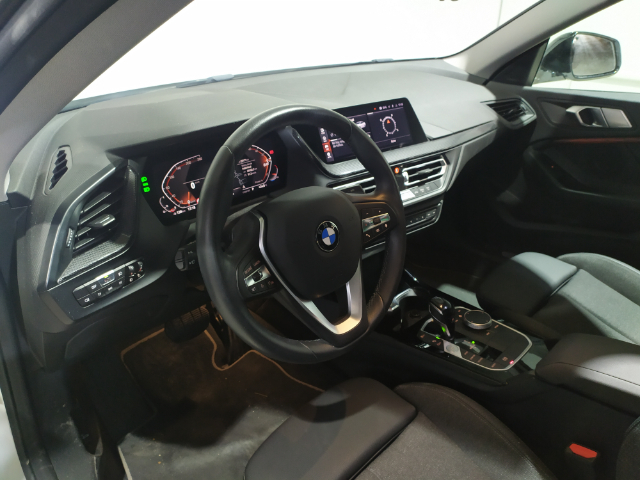 BMW Serie 2 218i Gran Coupe color Blanco. Año 2022. 103KW(140CV). Gasolina. En concesionario Hispamovil Elche de Alicante