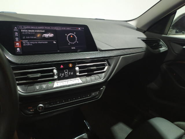 BMW Serie 2 218i Gran Coupe color Blanco. Año 2022. 103KW(140CV). Gasolina. En concesionario Hispamovil Elche de Alicante