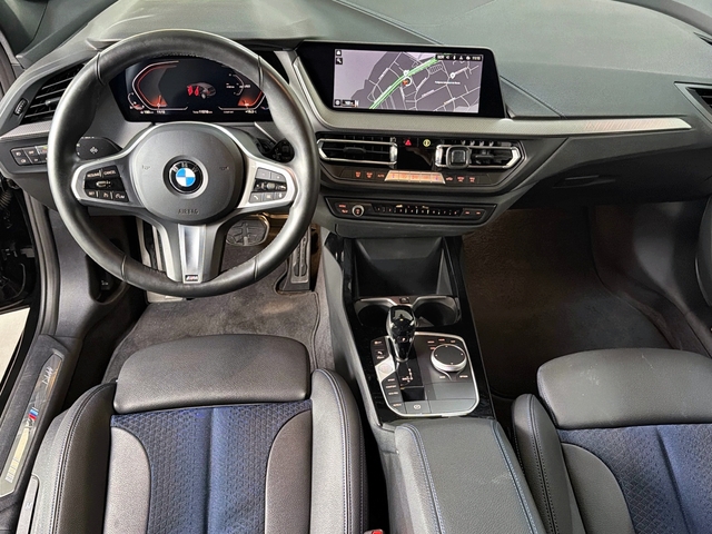 BMW Serie 1 118i color Negro. Año 2024. 103KW(140CV). Gasolina. En concesionario Triocar Gijón (Bmw y Mini) de Asturias