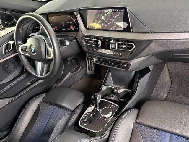 BMW Serie 1 118i color Negro. Año 2024. 103KW(140CV). Gasolina. En concesionario Triocar Gijón (Bmw y Mini) de Asturias