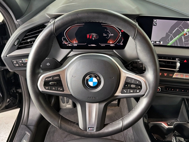 BMW Serie 1 118i color Negro. Año 2024. 103KW(140CV). Gasolina. En concesionario Triocar Gijón (Bmw y Mini) de Asturias