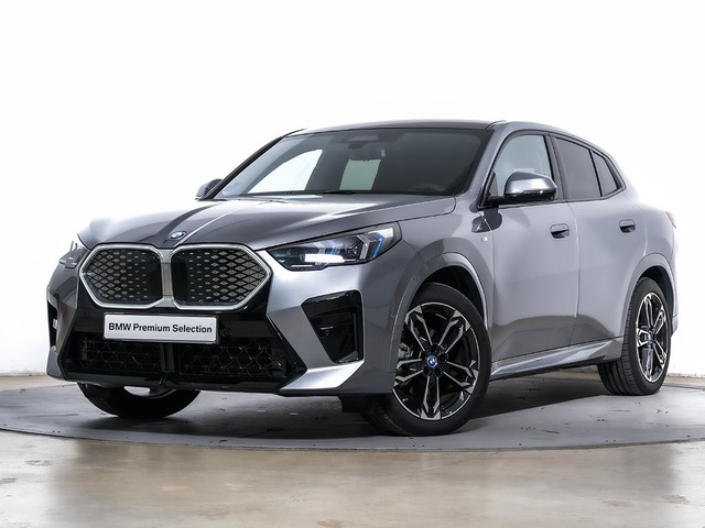 BMW iX2 eDrive20 color Gris. Año 2024. 150KW(204CV). Eléctrico. En concesionario Oliva Motor Tarragona de Tarragona