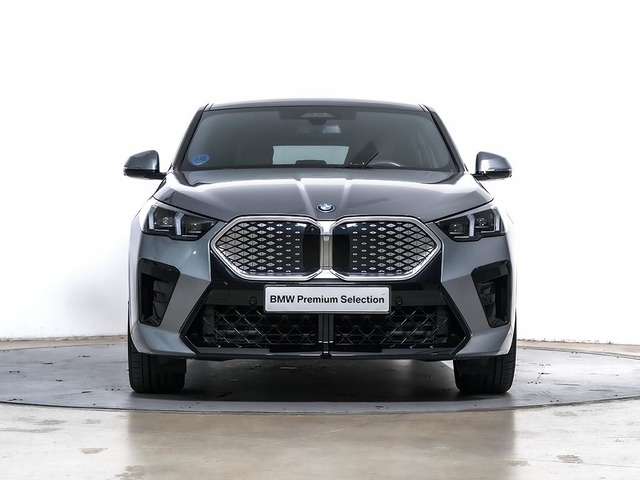 BMW iX2 eDrive20 color Gris. Año 2024. 150KW(204CV). Eléctrico. En concesionario Oliva Motor Tarragona de Tarragona
