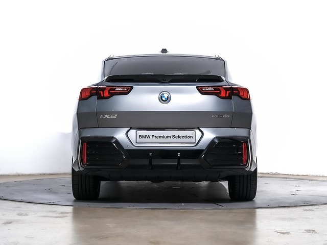 BMW iX2 eDrive20 color Gris. Año 2024. 150KW(204CV). Eléctrico. En concesionario Oliva Motor Tarragona de Tarragona
