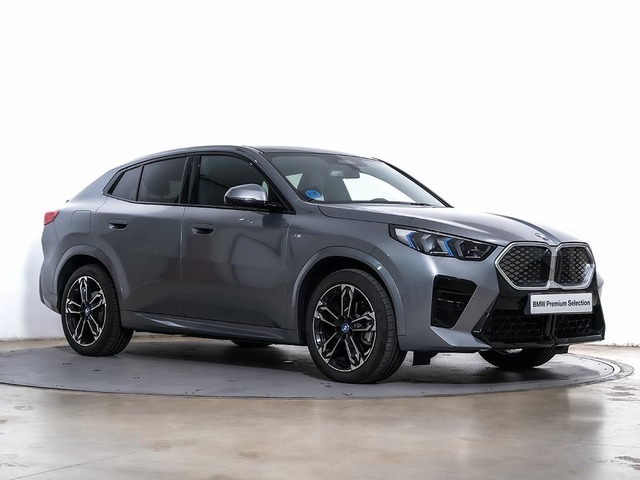 BMW iX2 eDrive20 color Gris. Año 2024. 150KW(204CV). Eléctrico. En concesionario Oliva Motor Tarragona de Tarragona