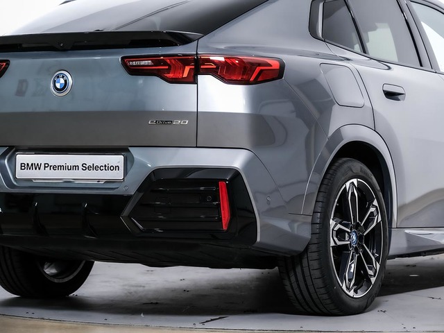 BMW iX2 eDrive20 color Gris. Año 2024. 150KW(204CV). Eléctrico. En concesionario Oliva Motor Tarragona de Tarragona