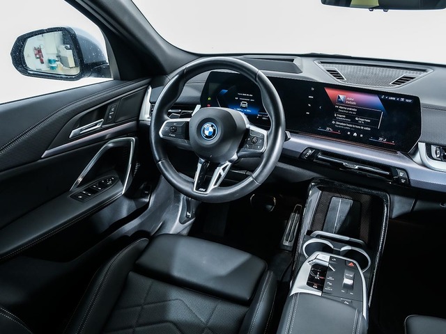 BMW iX2 eDrive20 color Gris. Año 2024. 150KW(204CV). Eléctrico. En concesionario Oliva Motor Tarragona de Tarragona