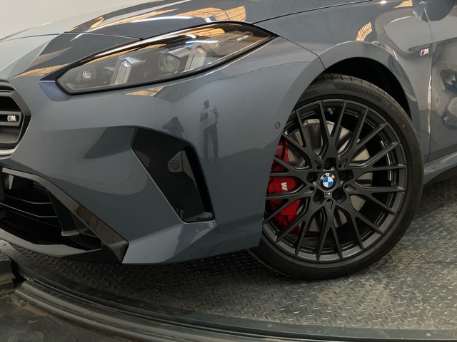 BMW Serie 1 M135i color Gris. Año 2025. 221KW(300CV). Gasolina. En concesionario Proa Premium Palma de Illes Balears