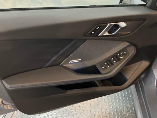 BMW Serie 1 M135i color Gris. Año 2025. 221KW(300CV). Gasolina. En concesionario Proa Premium Palma de Illes Balears