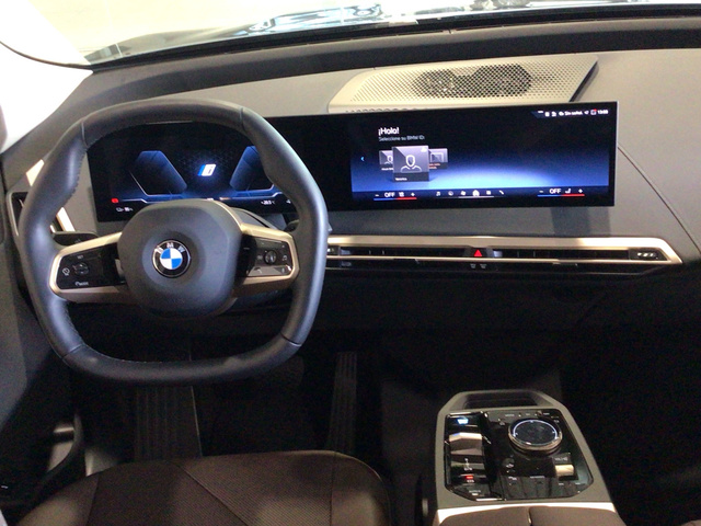 BMW iX xDrive45 color Azul. Año 2025. 300KW(408CV). Eléctrico. En concesionario BYmyCAR Madrid - Algete de Madrid