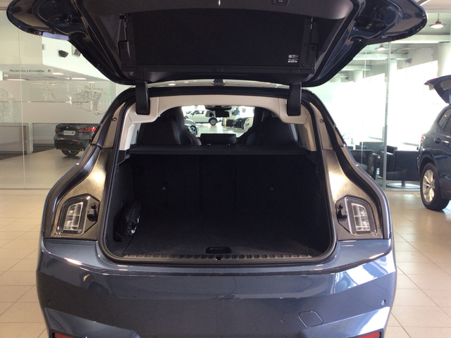 BMW iX xDrive45 color Azul. Año 2025. 300KW(408CV). Eléctrico. En concesionario BYmyCAR Madrid - Algete de Madrid