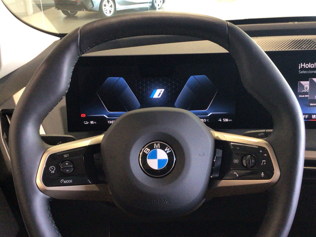 BMW iX xDrive45 color Azul. Año 2025. 300KW(408CV). Eléctrico. En concesionario BYmyCAR Madrid - Algete de Madrid