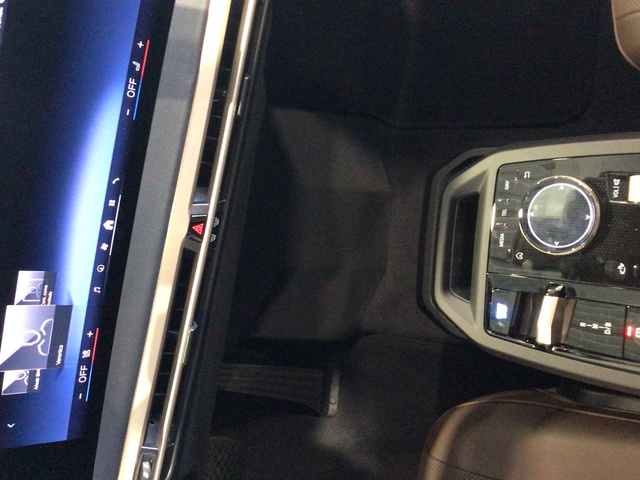 BMW iX xDrive45 color Azul. Año 2025. 300KW(408CV). Eléctrico. En concesionario BYmyCAR Madrid - Algete de Madrid