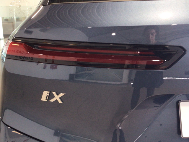 BMW iX xDrive45 color Azul. Año 2025. 300KW(408CV). Eléctrico. En concesionario BYmyCAR Madrid - Algete de Madrid