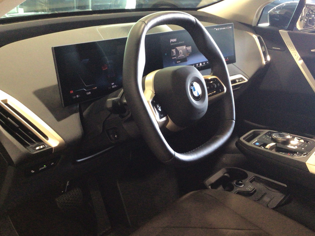 BMW iX xDrive45 color Azul. Año 2025. 300KW(408CV). Eléctrico. En concesionario BYmyCAR Madrid - Algete de Madrid