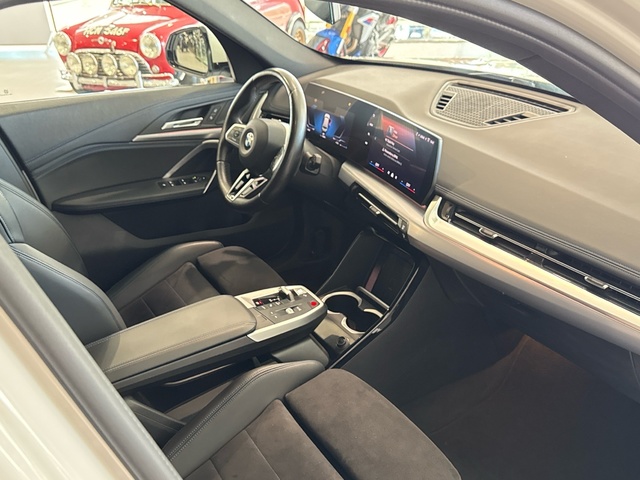 BMW X1 sDrive18d color Blanco. Año 2024. 110KW(150CV). Diésel. En concesionario Burgocar (Bmw y Mini) de Burgos