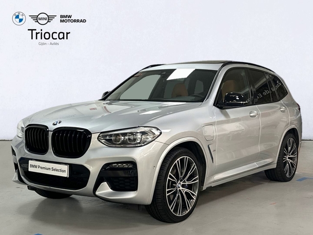 BMW X3 xDrive30e color Gris Plata. Año 2021. 215KW(292CV). Híbrido Electro/Gasolina. En concesionario Triocar Gijón (Bmw y Mini) de Asturias