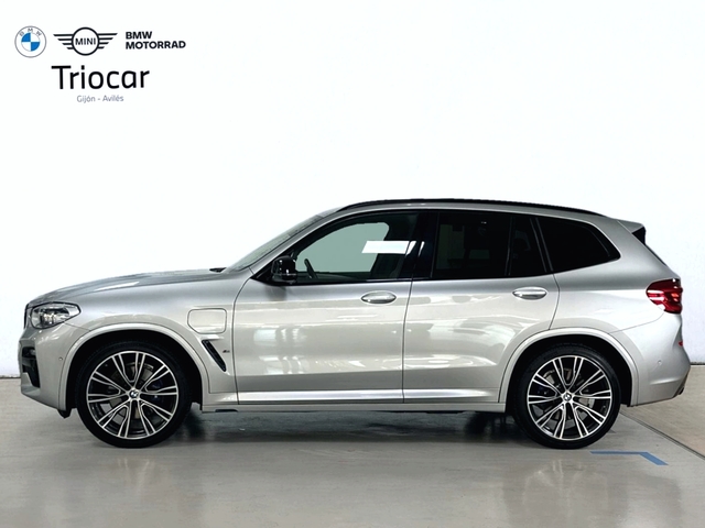 BMW X3 xDrive30e color Gris Plata. Año 2021. 215KW(292CV). Híbrido Electro/Gasolina. En concesionario Triocar Gijón (Bmw y Mini) de Asturias