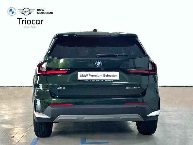 BMW X1 sDrive18d color Verde. Año 2022. 110KW(150CV). Diésel. En concesionario Triocar Gijón (Bmw y Mini) de Asturias