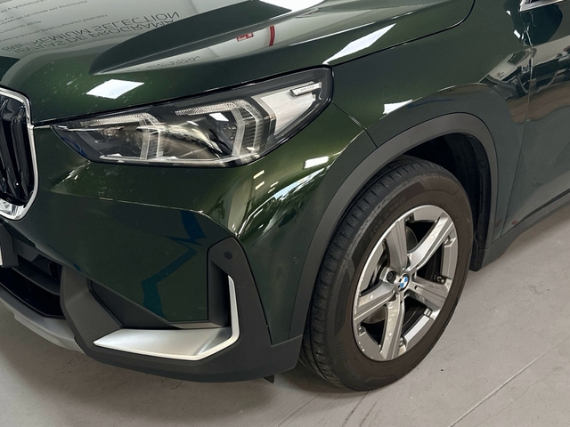 BMW X1 sDrive18d color Verde. Año 2022. 110KW(150CV). Diésel. En concesionario Triocar Gijón (Bmw y Mini) de Asturias