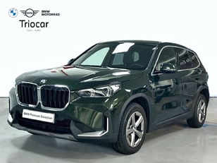 Fotos de BMW X1 sDrive18d color Verde. Año 2022. 110KW(150CV). Diésel. En concesionario Triocar Gijón (Bmw y Mini) de Asturias