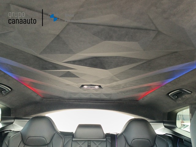 BMW XM 50e color Negro. Año 2025. 350KW(476CV). Híbrido Electro/Gasolina. En concesionario DEMO de Sta. C. Tenerife