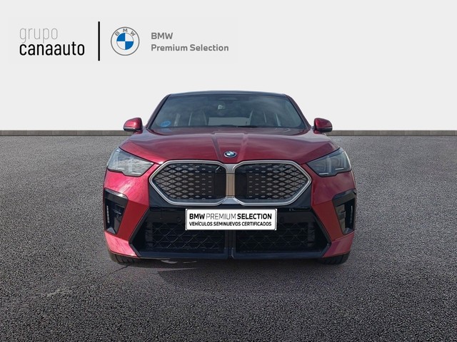 BMW iX2 xDrive30 color Rojo. Año 2024. 230KW(313CV). Eléctrico. En concesionario TACO de Sta. C. Tenerife