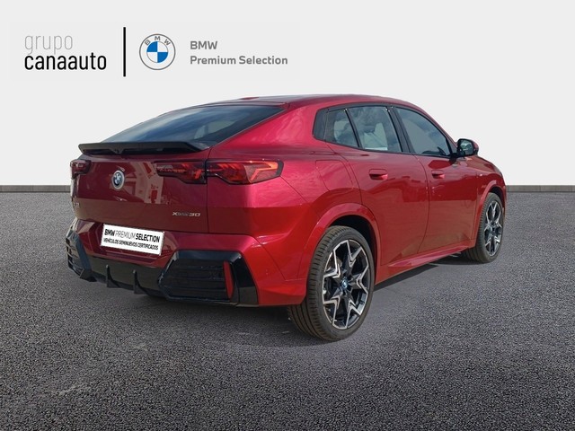 BMW iX2 xDrive30 color Rojo. Año 2024. 230KW(313CV). Eléctrico. En concesionario TACO de Sta. C. Tenerife