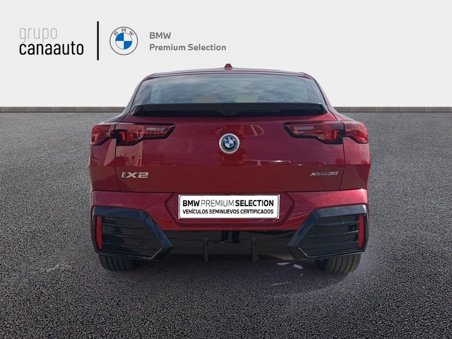 BMW iX2 xDrive30 color Rojo. Año 2024. 230KW(313CV). Eléctrico. En concesionario TACO de Sta. C. Tenerife