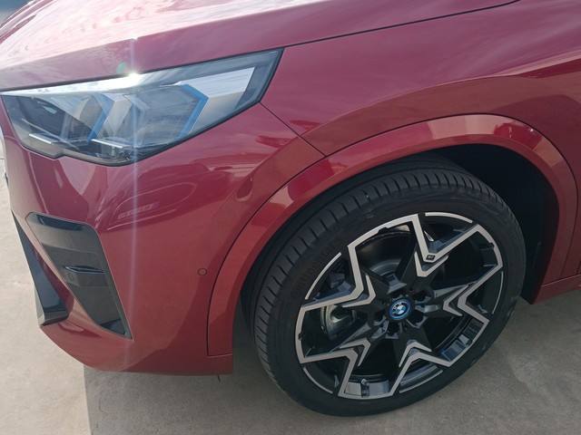BMW iX2 xDrive30 color Rojo. Año 2024. 230KW(313CV). Eléctrico. En concesionario TACO de Sta. C. Tenerife
