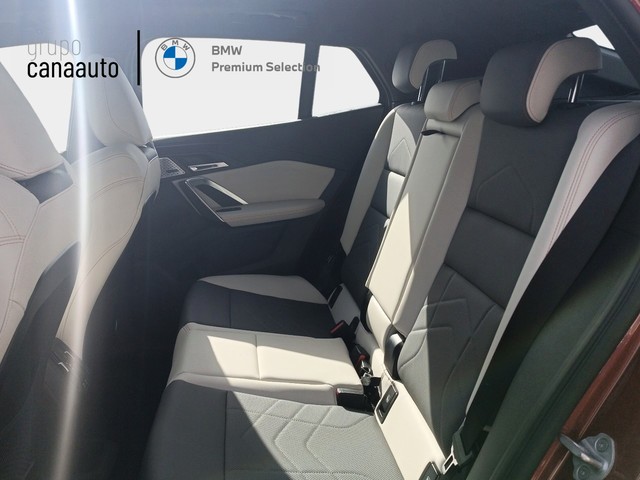 BMW iX2 xDrive30 color Rojo. Año 2024. 230KW(313CV). Eléctrico. En concesionario TACO de Sta. C. Tenerife