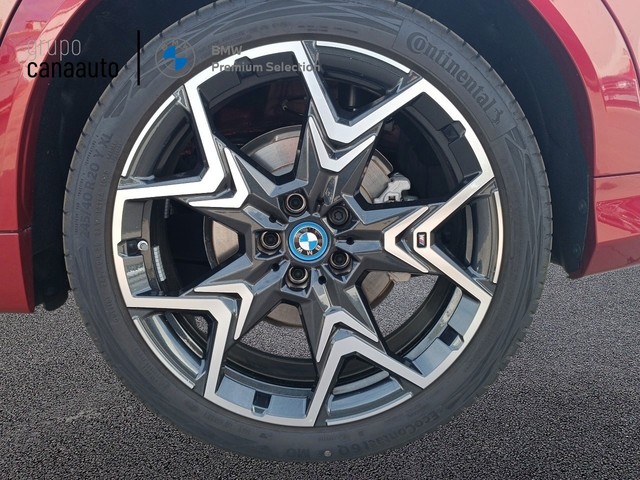 BMW iX2 xDrive30 color Rojo. Año 2024. 230KW(313CV). Eléctrico. En concesionario TACO de Sta. C. Tenerife