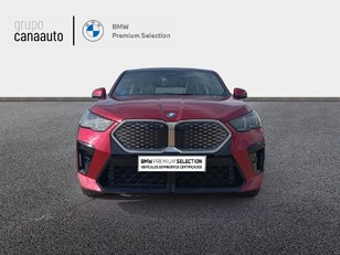 Fotos de BMW iX2 xDrive30 color Rojo. Año 2024. 230KW(313CV). Eléctrico. En concesionario TACO de Sta. C. Tenerife