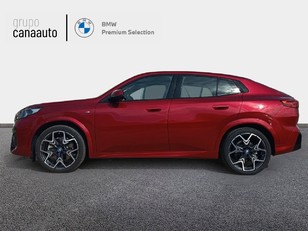 Fotos de BMW iX2 xDrive30 color Rojo. Año 2024. 230KW(313CV). Eléctrico. En concesionario TACO de Sta. C. Tenerife