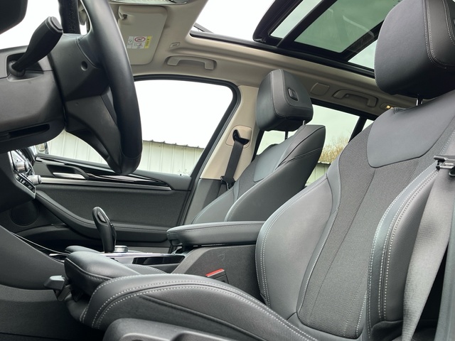 BMW X3 xDrive20d color Negro. Año 2021. 140KW(190CV). Diésel. En concesionario Celtamotor Vigo de Pontevedra