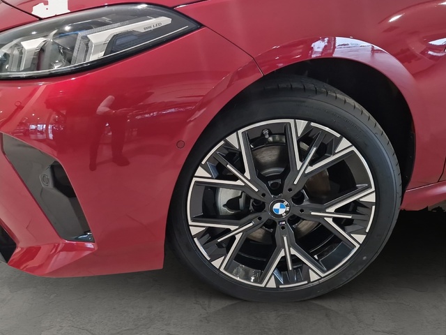 BMW Serie 1 120i color Rojo. Año 2025. 125KW(170CV). Gasolina. En concesionario Movitransa Cars Jerez de Cádiz