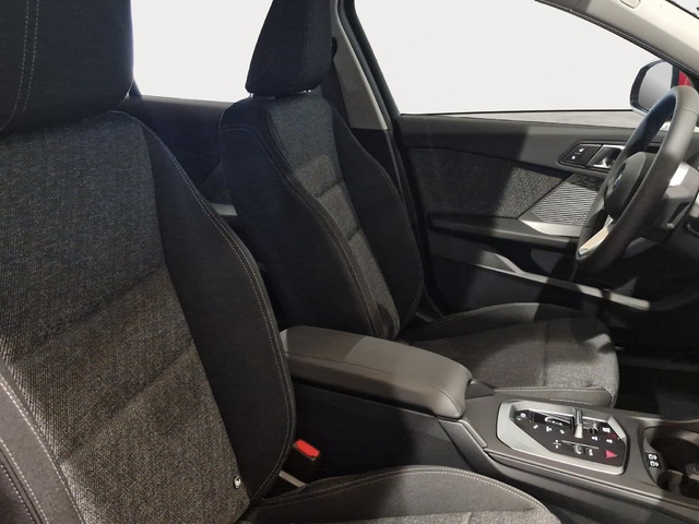 BMW Serie 1 120i color Rojo. Año 2025. 125KW(170CV). Gasolina. En concesionario Movitransa Cars Jerez de Cádiz