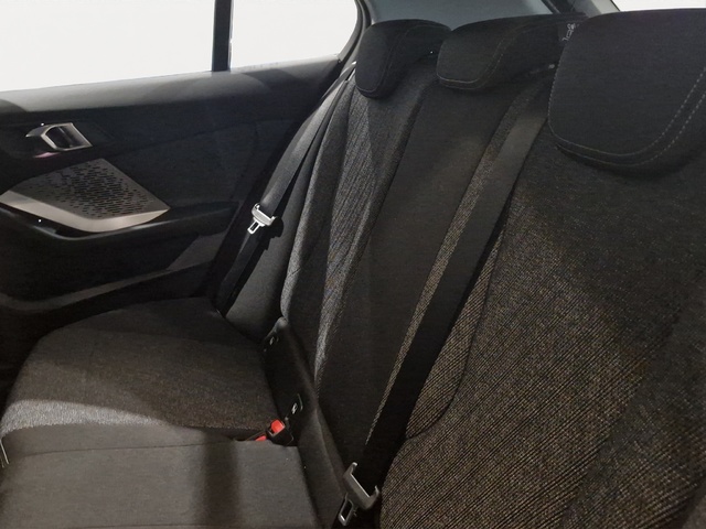 BMW Serie 1 120i color Rojo. Año 2025. 125KW(170CV). Gasolina. En concesionario Movitransa Cars Jerez de Cádiz