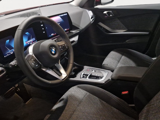 BMW Serie 1 120i color Rojo. Año 2025. 125KW(170CV). Gasolina. En concesionario Movitransa Cars Jerez de Cádiz