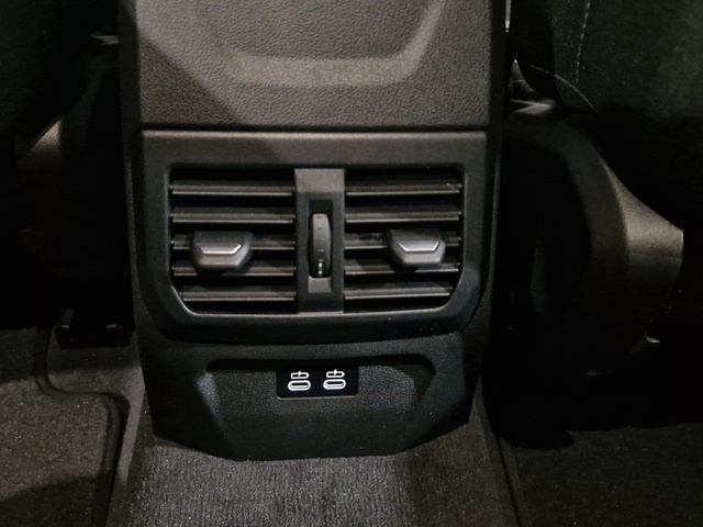 BMW Serie 1 120i color Rojo. Año 2025. 125KW(170CV). Gasolina. En concesionario Movitransa Cars Jerez de Cádiz